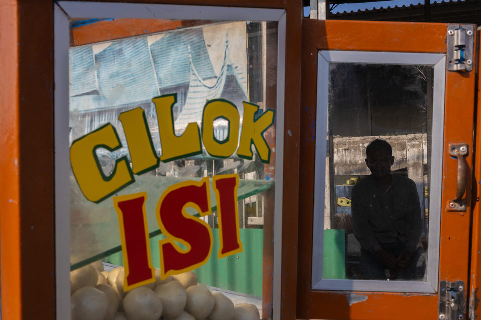CILOK ISI in yellow and red on an orange cart, a man silhouetted in the next pane.